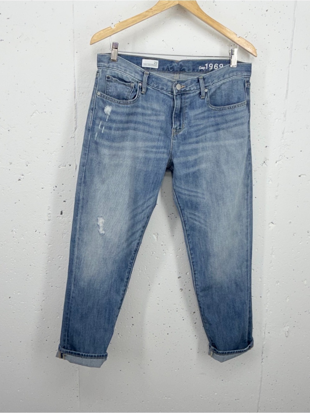GAP Women’s Size 29 Sexy Boyfriend Durham Wash Distressed Ankle Crop Jeans - Picture 2 of 13